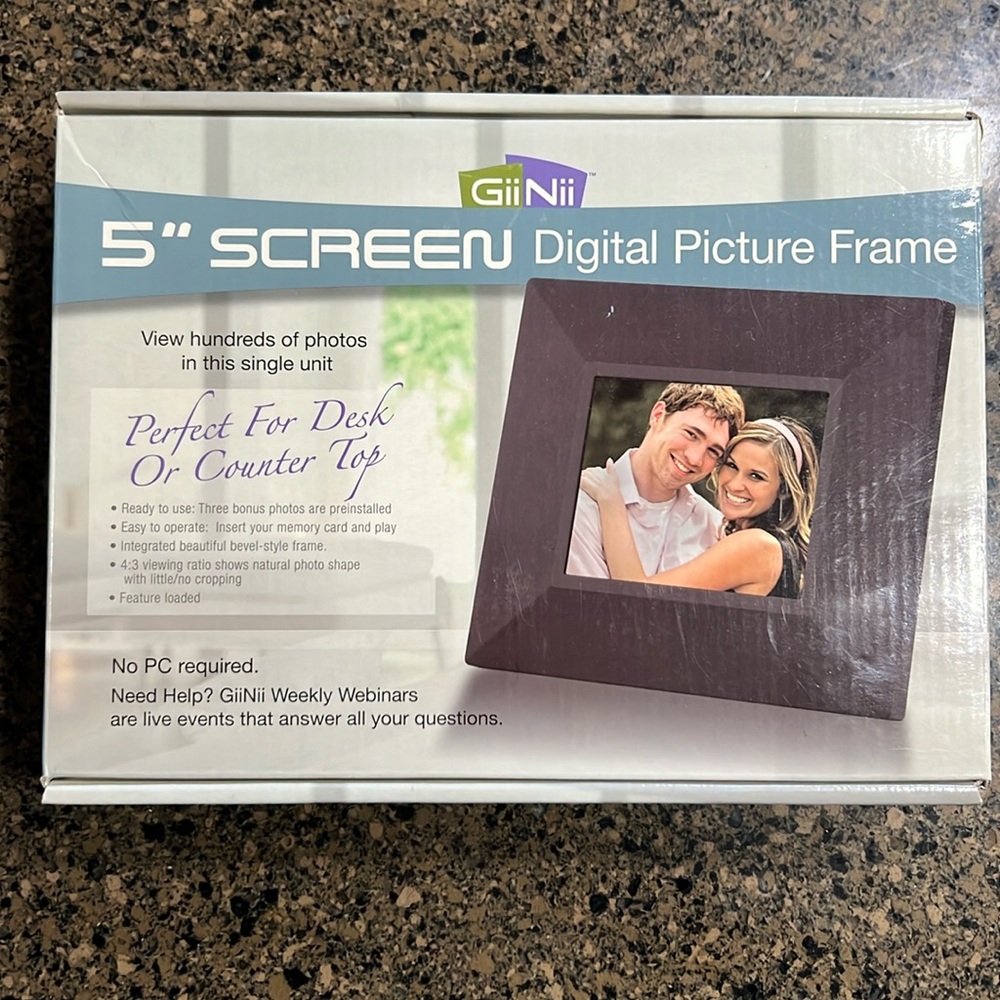 NWT GiiNii 5” Digital Picture Frame
